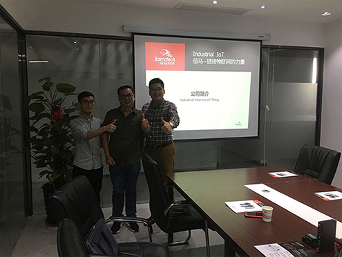 新加坡电力客户到访蓝狮在线，考察交流蓝狮在电力物联网方向的产品、技术、案例等。针对客户的行业特性及项目需求，我司详细介绍了蓝狮在线无线通信终端在发电、输电、变电、配电、用电等电力五大环节的应用场景、产品选型、解决方案、项目经验。