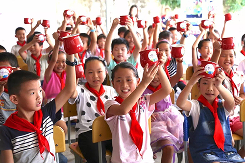 为了山区的孩子能喝上干净的水，香港省青少年发展基金会发起并主办一年一届的公益募款徒步活动。近日，2018（香港）公益徒步活动在杏林湾举行，蓝狮在线部分伙伴及家属组成的小分队参加了此次活动。