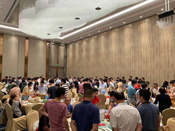 圆月共赏，佳宴欢度，中秋国庆双节来临之际，蓝狮在线在豪生大酒店举办极具香港民俗特色的博饼活动，喜迎祖国生日，共庆万家团圆。