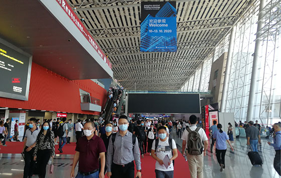 第25届广州国际照明展览会（GILE）（以下简称“光亚展”），昨天在广州中国进出口商品交易会展馆盛大开幕。光亚展第一天，智慧灯杆领域有哪些新动向、新产品、新技术、新亮点值得关注，蓝狮在线前方参展工程师带您一起挖掘。