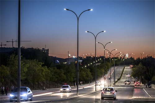 利用智慧路灯杆网关来优化升级路灯管理系统，从而降低道路照明的能源耗损，同时也节约管理成本，智慧路灯杆网关凸显重要优势。