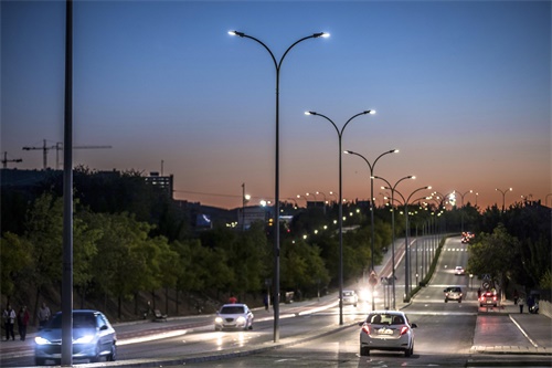 利用智慧路灯杆网关来优化升级路灯管理系统，从而降低道路照明的能源耗损，同时也节约管理成本，智慧路灯杆网关凸显重要优势。