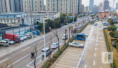 浙江省首条支持辅助驾驶车辆的智慧灯杆示范公路即将建成并投入使用。智慧灯杆整合各类传感器和信号感知，辅助自动驾驶车辆提高定位精准，以及执行智慧照明策略。