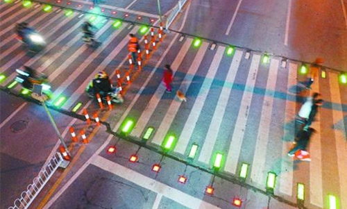 要实现传统照明路杆向智慧路灯杆升级，关键在于选择合适的智慧路灯杆网关。智慧路灯杆可以实现包括智能交通斑马线联动、智慧停车运营管理、智慧灯杆充电等功能的升级。