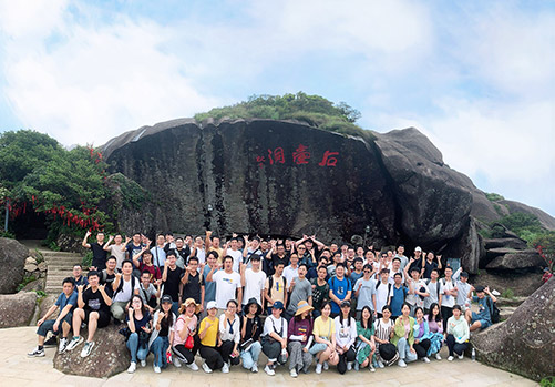 火热的夏天如期而至，为帮助大家摆脱炎夏包围，充沛活力，香港蓝狮在线组织在厦同仁前往德化石牛山景区，开启了一场天然、清凉、畅快的旅程。