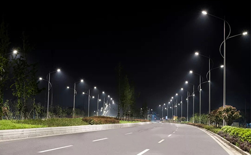 针对部分城市照明系统老旧、电力紧张等问题，现提出基于智慧路灯杆的智能照明综合方案，以实现对道路照明的集中管控、智能运维和高效节能等。