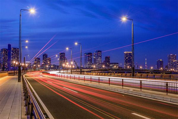 对城市智慧路灯进行智慧节能升级改造，可以采用LED灯+物联网+云平台管理的模式，实现对路灯状态的全面监测、智慧节能、精准控光等丰富功能。