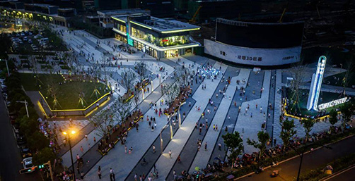 城市广场也是城市的形象名片之一。选用智慧路灯杆方案，发挥一杆多用的优势特性，不仅美化场景观感，还加强管理服务能力。涵盖功能包括智慧照明、安防监控、媒体展示、公共网络、应急充电等。