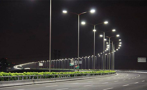 智慧路灯通常选择搭载可调式LED灯具，辅以路灯控制器以及智慧路灯杆网关，实现智慧调光控光，做到精细化节能减排。本篇就为大家简单介绍几个典型的智慧路灯节能照明项目案例。