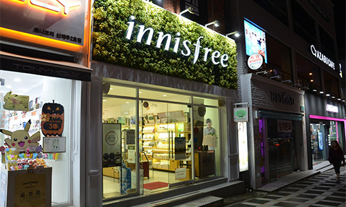助力连锁门店实现统一标准化的有效管理，可以借助5G物联网关，将连锁门店的各设施设备连接上云，精准监测和汇总各家门店的能耗、运营、销售、安管数据，实现降本增效。