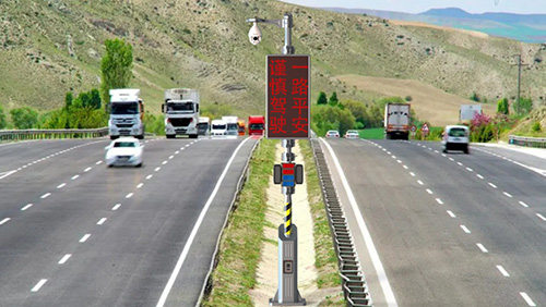 高速路预警柱系统，利用杆载LED屏、环境传感器、广播喇叭、监控摄像等设备，为高速路车辆提供路况监测、路线引导、事件警示等服务。