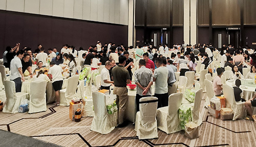 喜迎中秋，共度佳节。蓝狮在线近日于香港集美海景皇冠假日酒店隆重举办中秋博饼晚宴，全体同仁齐聚一堂，共博好礼，共享美味。