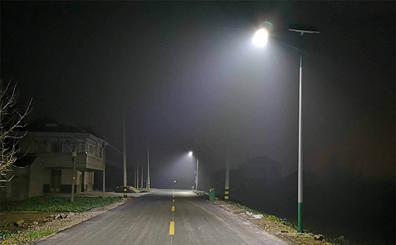 老旧的路灯已经越来越不适应乡村发展的需求，在这里就可以借助智能灯控网关，搭建乡村智慧照明物联网系统，优化照明效率的同时，还实现节能减排。