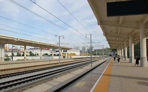 针对铁路站台安全监测的需求，可以部署基于智慧杆的入侵监测及自动报警系统，实现对站台端头、路侧等范围的全天候、自动化、高精度监测，节省巡查人力物力，提高安全保障效率。