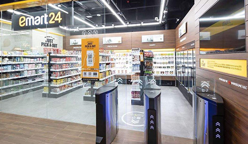 融合了物联网技术的新零售门店陆续出现在各个城市，连锁门店内的通信设备和功能设备有很多，可以依托BMG5100智能物联网关，提供集中采集、边缘计算、远程控制等丰富强大功能。