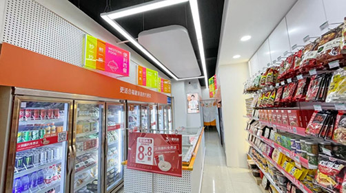 依托智能网关实现全面而细致地采集门店的各种物联网设备数据信息，联动控制空调、照明、售货柜、电脑、监控、环境传感等设备，从而赋能提升门店经营的分析、预测、决策质量。