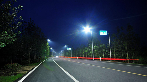 智慧路灯杆是物联网新基建的代表之一，面向道路照明的精准节能，可以开发“灯随车动”应用，实现智能化、自动化的照明调节。