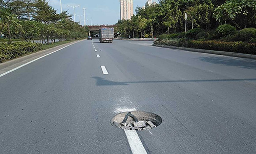 道路井盖可靠性时刻关乎着交通的安全，对井盖实现持续有效的监测和维护，可以借助智慧路灯杆系统，精确感知井盖的位置、运行状态、异常状况，并进行告警提醒。