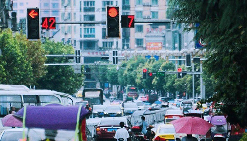 针对十字路口场景，多功能智慧杆可以选择搭载AI摄像头、智能红绿灯、显示屏、环境传感器等设备，实现基于现场车况的智能交通灯调控。