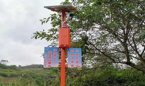针对森林防火的监测和预警，可以采用多功能智慧路灯杆方案，通过搭载智能摄像头、热传感、环境传感器等设备，构建起一张数字化的森林防火监测预警网。