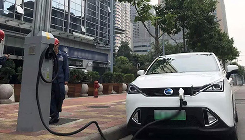 针对充电桩短缺问题，可以借助多功能智慧路灯杆，通过发挥“一杆多用”优势，在智慧杆上集成充电桩功能，提高环境设施的利益效率。