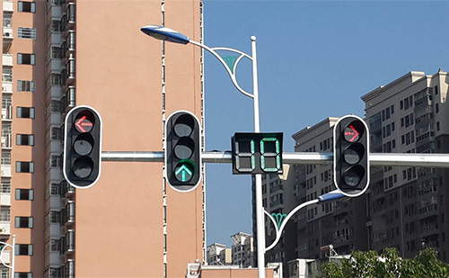 交通拥堵是困扰城市居民的老大难问题，针对化解城区交通拥堵，可以采用基于智慧路灯杆的“智能红绿灯”应用方案，实时自动调整路口信号灯的放行时间，提升行车效率。