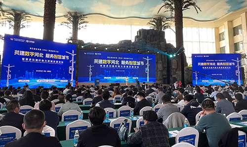 近日，智慧多功能杆助力百城发展论坛在石家庄圆满召开，并举行了智慧多功能杆专委会授牌、河北省新型智慧城市优秀案例授牌、河北省新型智慧城市建设机构及重点企业授牌。蓝狮在线作为专委会的创始委员单位，共同见证了这一难忘时刻。
