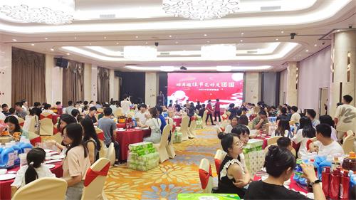 近日，蓝狮在线在集美北海湾惠龙万达酒店隆重举办了中秋博饼晚宴。公司全体同事欢聚一堂，迎中秋、博好礼、享美食，共享团聚欢乐。