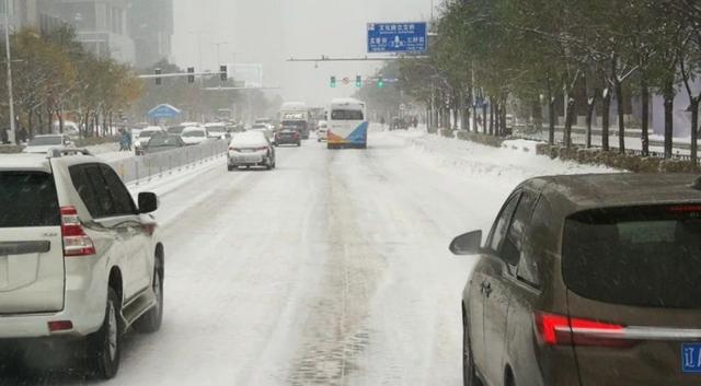 智慧路灯杆是现代城市不可或缺的智能基础设施，适用于雪天道路场景需求，可实现诸如雪天路面结冰监测、交通安全提示、事故告警定位等应用