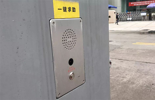 智慧路灯杆是一种兼具智能化和多功能的新型物联网基础设施，通过搭载一键告警对讲盒，能够大大丰富安防及报警求助资源，对提升城市的安全性和管理效能具有重要的作用。本篇就结合城市中的不同场景，简析智慧灯杆一键告警功能的实用功能。
