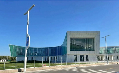 伊利内蒙古产业园区与蓝狮在线合作伙伴共同部署了智慧路灯杆系统，集智能照明、高速通信覆盖、智能安防监控、信息发布等功能于一体，为打造出5A级科技文旅综合空间提供有力支撑。