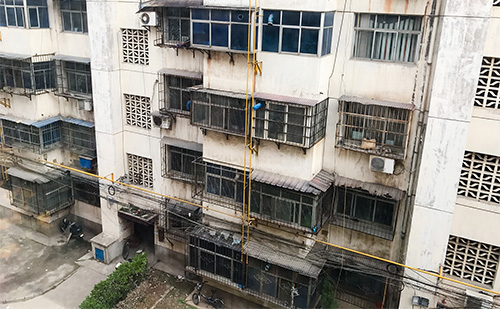针对老旧小区的消防安全问题，蓝狮在线提供基于边缘智能网关的智慧消防升级改造方案，融合物联网、智慧感知、大数据等技术，有效提高老小区消防安全水平。