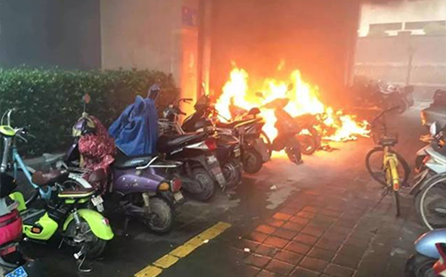 针对电动车的安全管理，蓝狮在线提供基于AI视觉识别分析的智能化实时监测预警方案，面向住宅楼下、村口广场、道路路侧的电动车停放与充电桩服务区域，部署AI监控和预警系统，实现24小时不间断监测预警，防范电动车火灾险情。