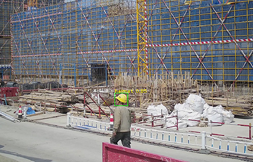 为了加强头盔、安全帽等个人安全防护装备的落实佩戴，蓝狮在线提供基于AI网关的AI识别、监测、分析及提示方案，助力提高人身安全意识，消除人身安全隐患。