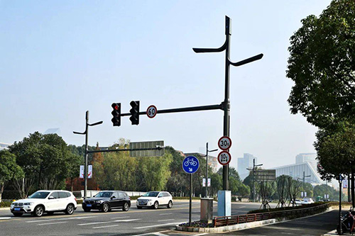 针对优化改善城市交通状况，蓝狮在线提供多种智慧路灯杆网关产品，协同打造多功能智慧交通杆应用，实现灵活动态的信号灯配时方案，同时还能监测交通违章、发布交通疏导指示灯，依托多样化措施为城市交通“降压减负”，提高城市道路效率。