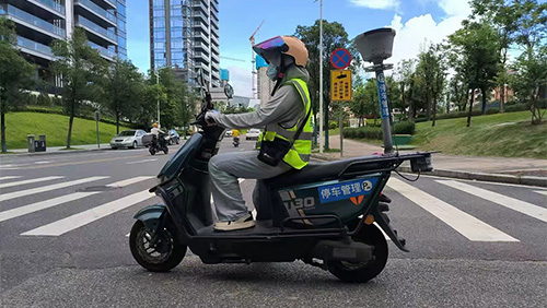 针对路侧停车管理需求，蓝狮在线联同合作伙伴共同开发停车管理巡检车应用，实现一辆巡检车就能管控多条路段的数百个路侧泊位，从而极大提升城市路面停车资源管理效率。