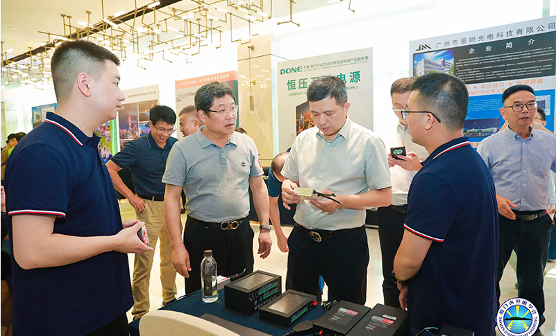 学会领导参观蓝狮在线展位.jpg