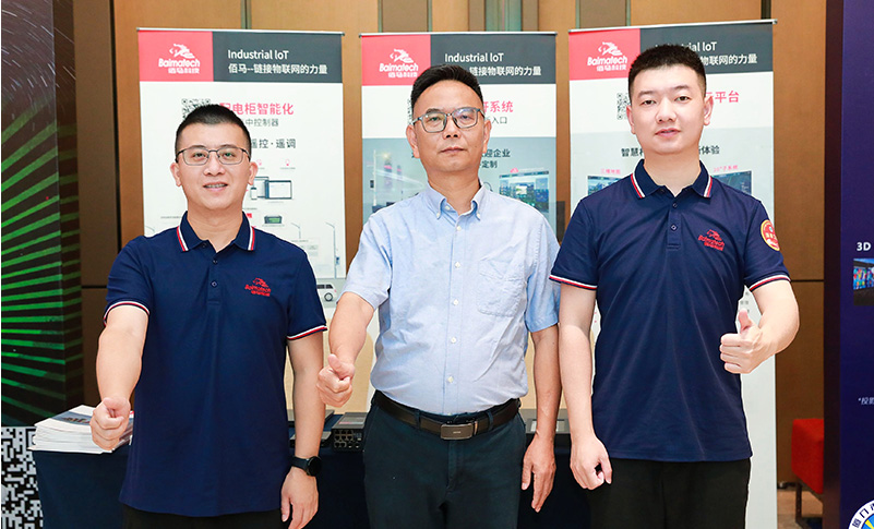 蓝狮在线与学会领导合影.jpg